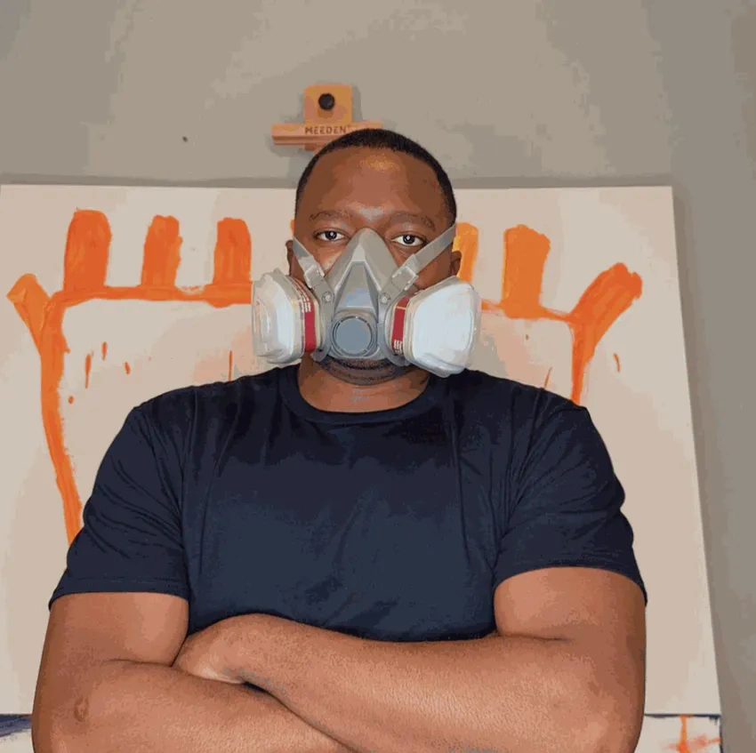 Painter with crossed arms and respirator
